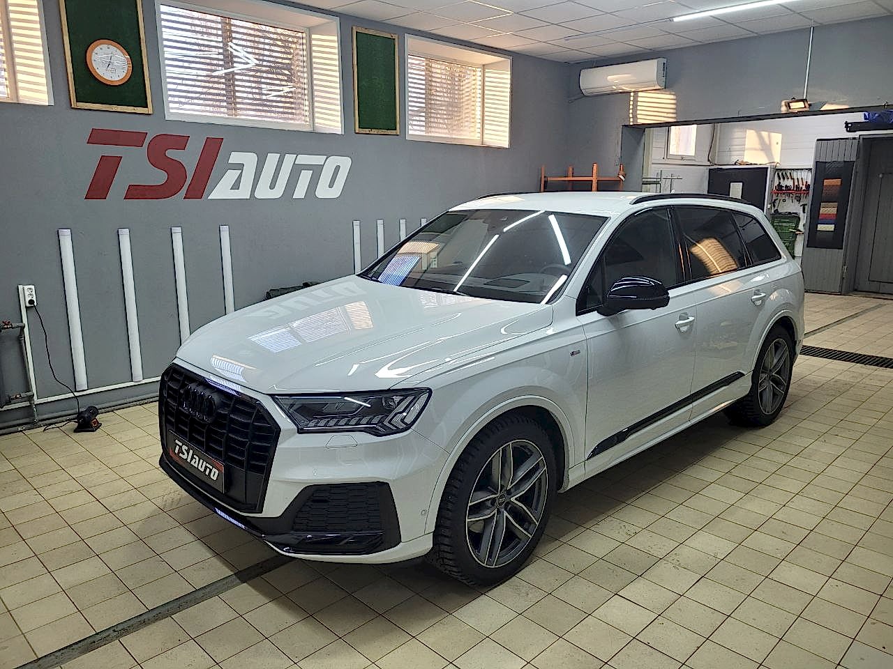 Правильная шумоизоляция Audi Q7 в Астане 